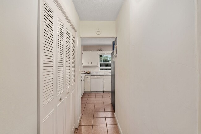 Building Photo - Beautiful 4/3 home With Attached Mother In...
