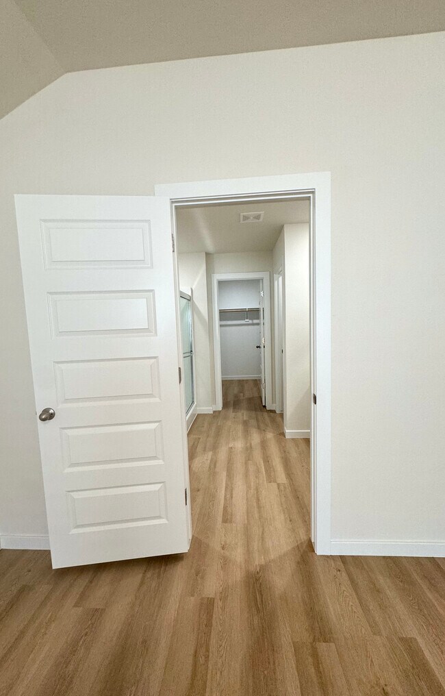 Building Photo - 5382 Selah St