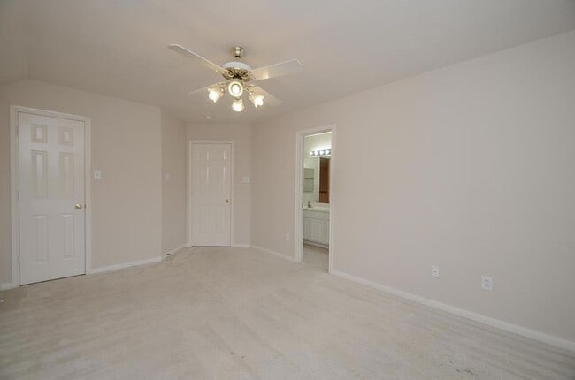 Building Photo - 23826 River Pl Dr