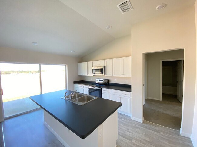 Building Photo - Desirable Marion Oaks Neighborhood 4/2/2 *WON'T LAST*