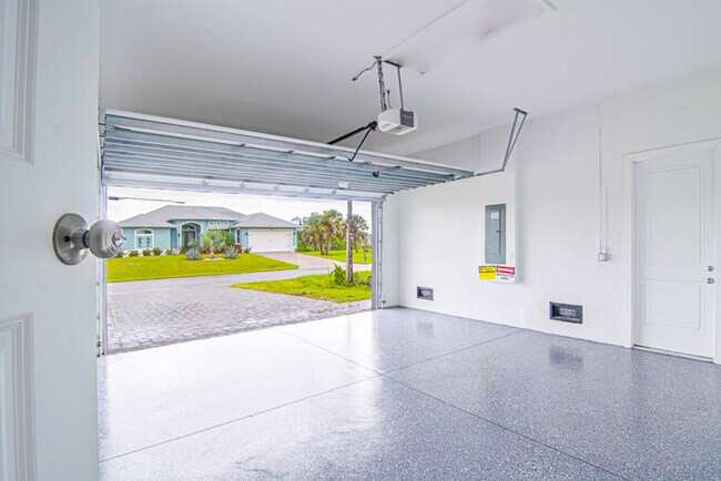 Building Photo - 15633 Lakeland Cir