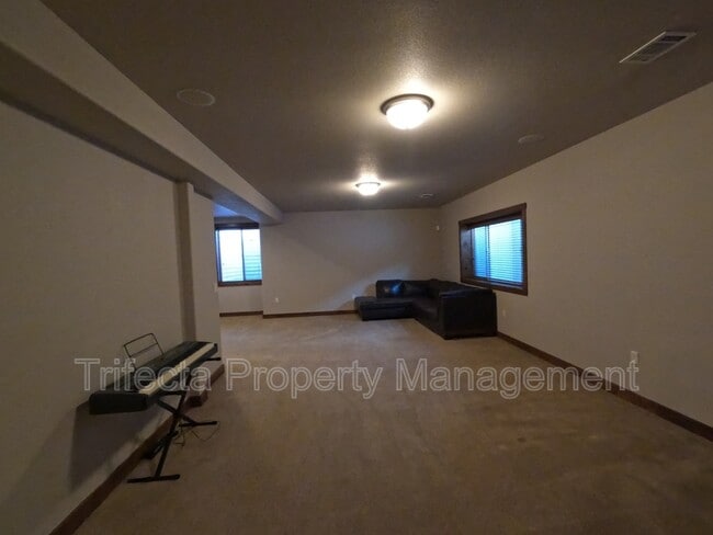 Building Photo - 1032 Hessen Dr