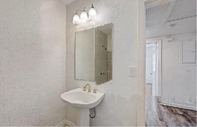 Building Photo - 1718 Mc Millan St