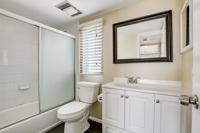 Building Photo - 207 Hi Cir N