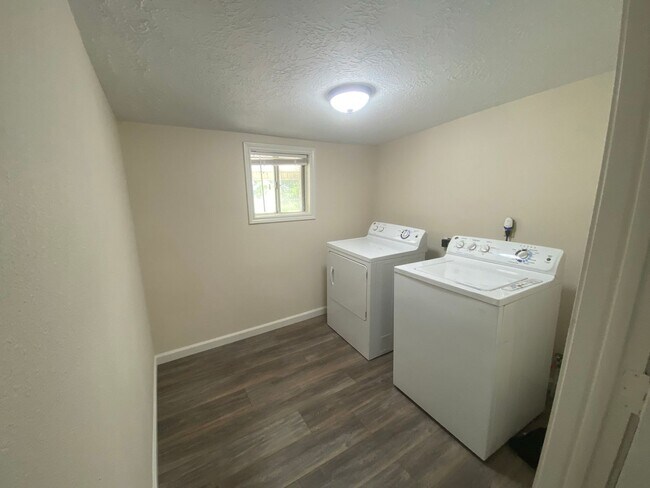 Building Photo - Large Brick Home with 2 Living spaces!