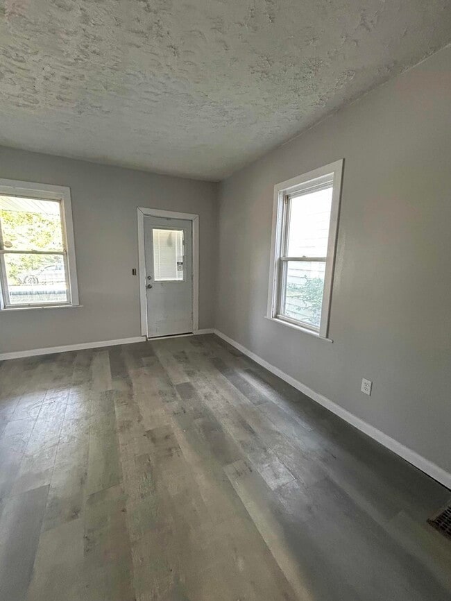 Building Photo - 1582 E 49th St