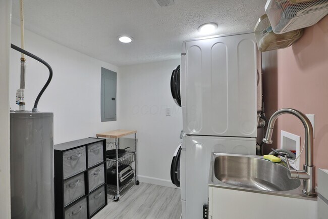 Building Photo - 925 Blenheim Rd