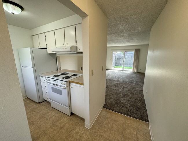 Building Photo - ANNETTE372-374