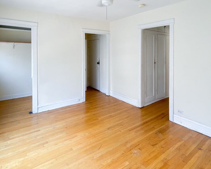 Building Photo - 526 W Cornelia Ave