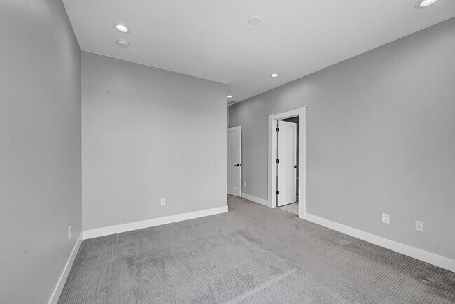 Building Photo - $3,400.00 - 2 Bedrooms, 3 Bathrooms, Townh...