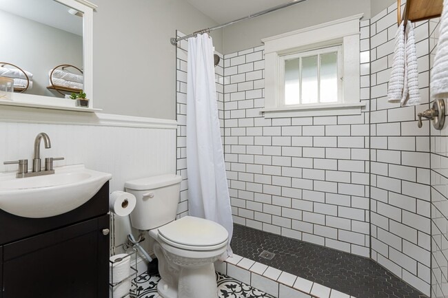 Building Photo - Beautifully Updated House - Awesome Montford Location