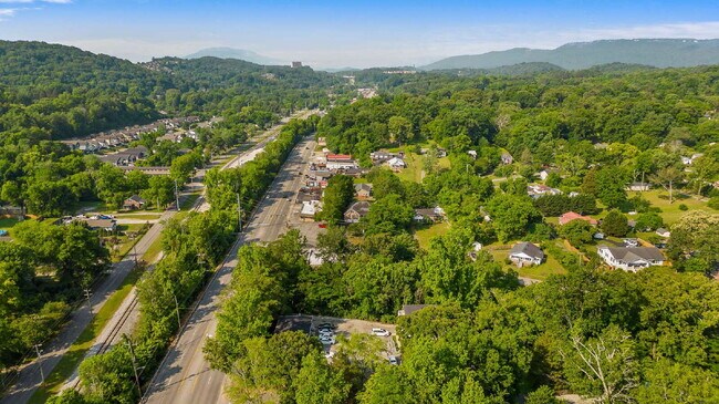 Building Photo - 105 P' Poole Ave #101: Red Bank 1Bed/1Bath Apartment w/ Laundry Units, Central AC, and Granite Co...