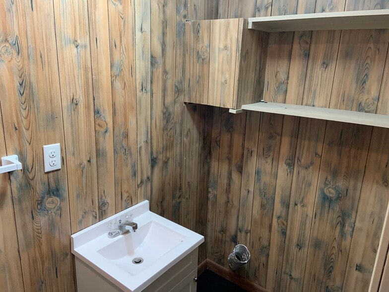 Building Photo - 614 N 13th Ave