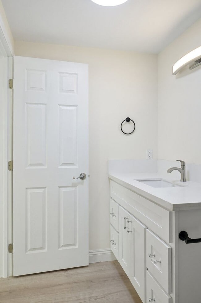 Building Photo - One bedroom One Bath Unit in a quiet Clare...