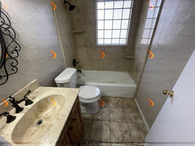 Building Photo - Spacious & Unique! 3 Bed, 1 Bath Home with Bonus Space for Rent