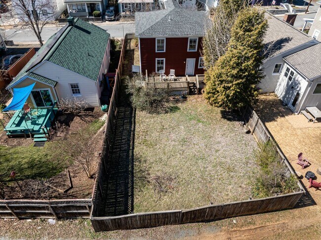 Building Photo - Walk to Main Street Restaurants and Downtown! Charming home, just like grandma's house!