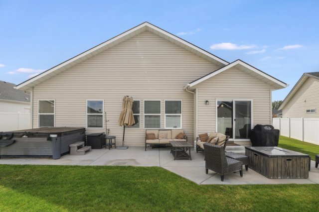 Building Photo - 1419 Blue Grouse Way