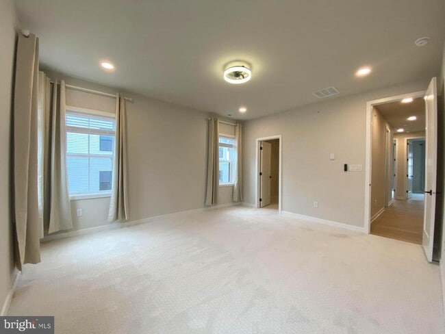 Building Photo - 72 Alroy Rd