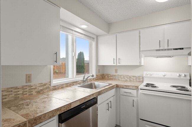 Building Photo - END UNIT!!  2 BEDROOM & 1 .5 BATH TOWNHOUSE