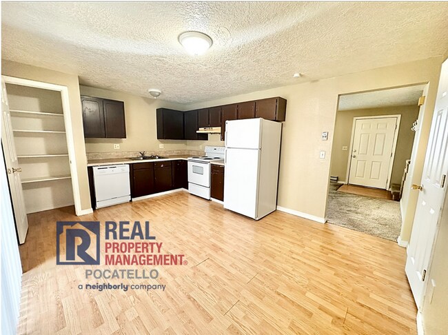 Building Photo - 230 W Chubbuck Rd