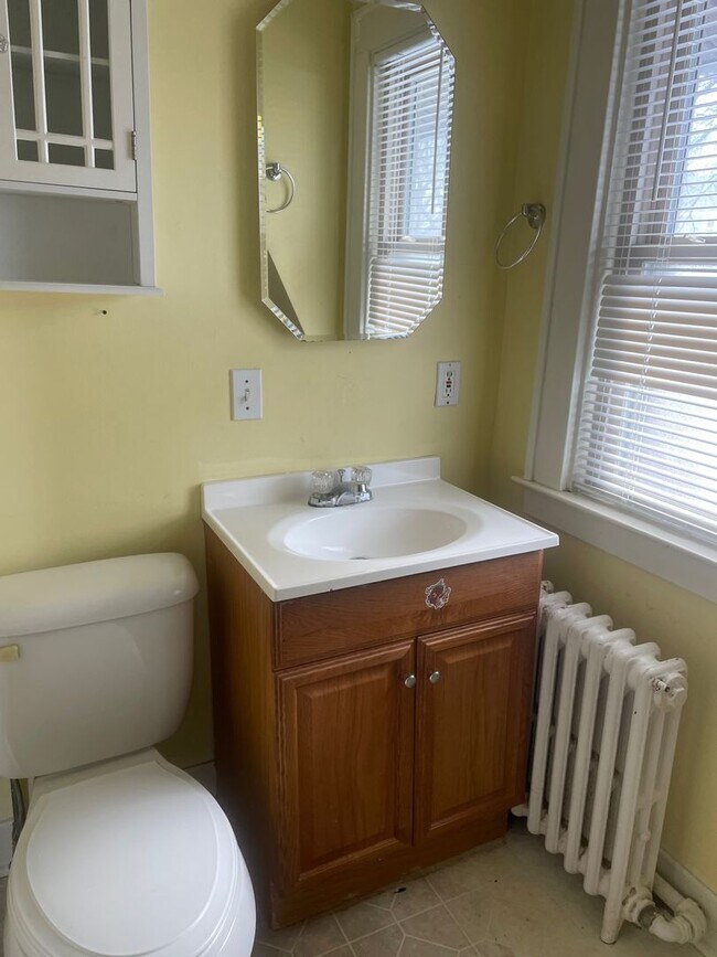Building Photo - 2 Bed, 1 Bath- Single Family For Rent in t...