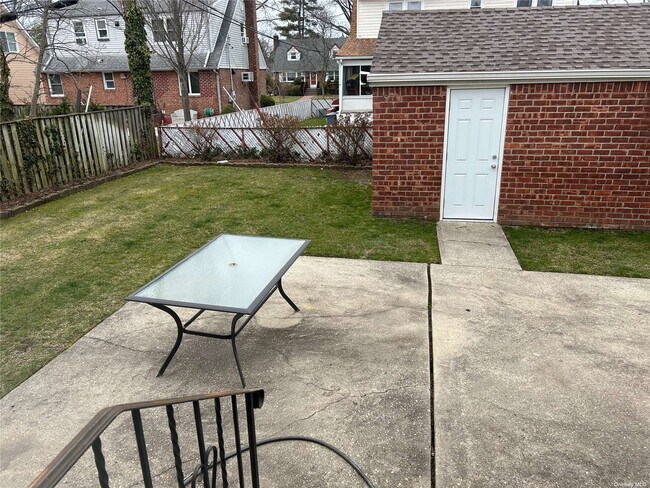 Building Photo - 2 Linden St