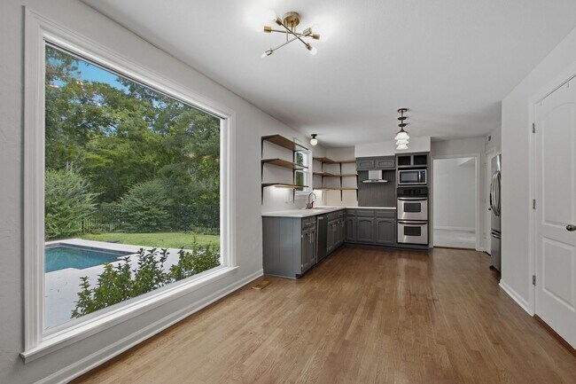 Building Photo - Charming Brentwood Home with In-Ground Pool