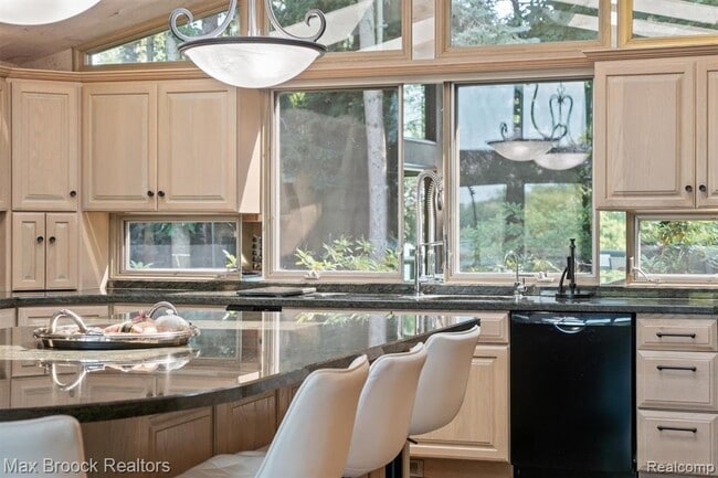 Building Photo - 3333 W Shore Dr