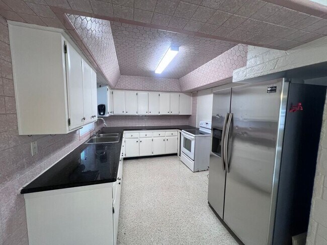 Building Photo - 2525 Maple Ave