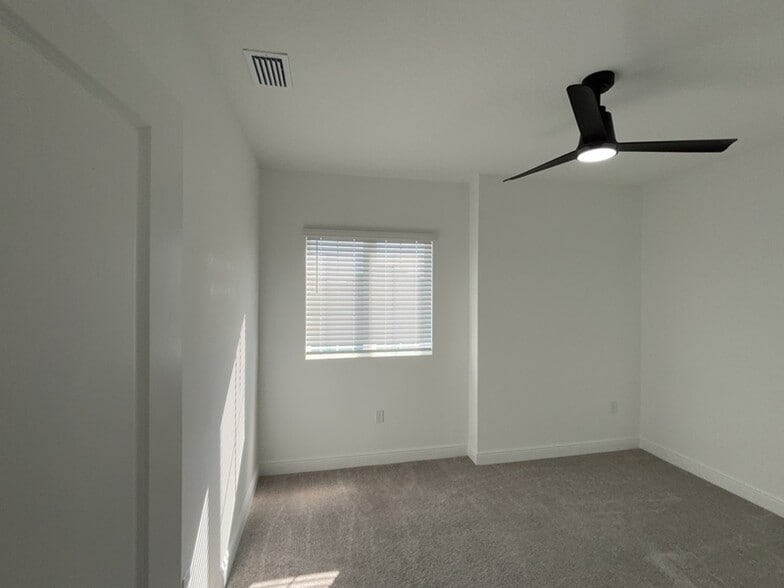 Building Photo - 2028 Sunshine Peak Dr