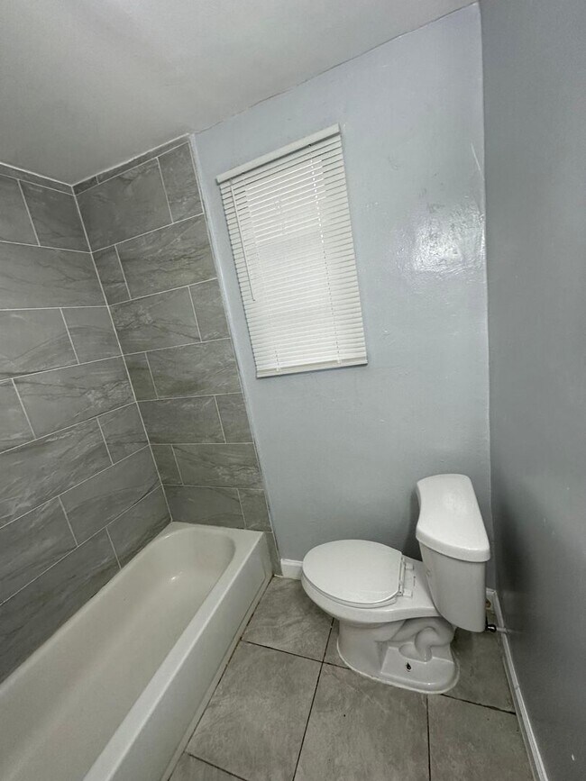 Building Photo - 1923-1925 Ella St