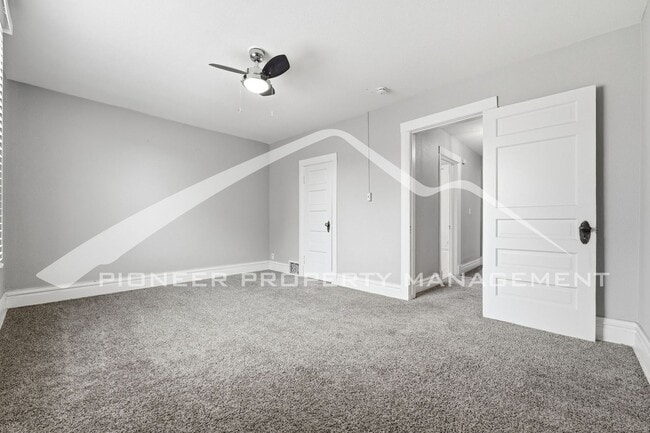 Building Photo - Charming Townhouse with Washer/Dryer and Central AC