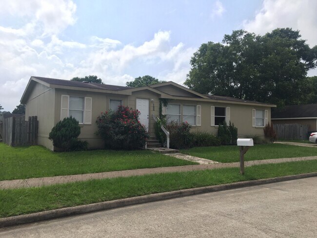 Primary Photo - Spacious and Clean 3 BR HOUSE - Looking for the right people to call home!