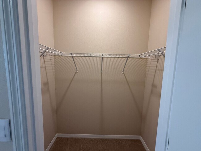 Building Photo - 3 Bedroom 2.5 Bath Single Family Home Prom...