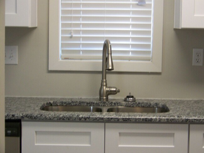 Building Photo - WATERS EDGE