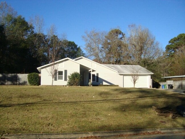 Building Photo - Renovated 4 bedroom available now to rent!