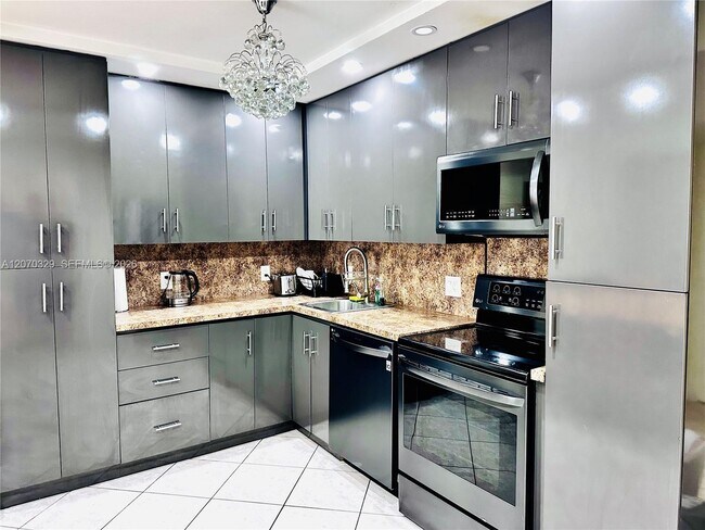 Building Photo - 1817 S Ocean Dr