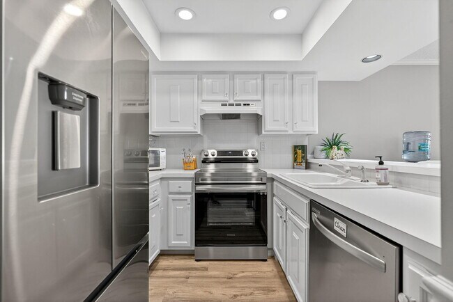 Building Photo - 390 NE Edgewater Dr