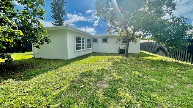 Building Photo - 1420 S 24th Terrace