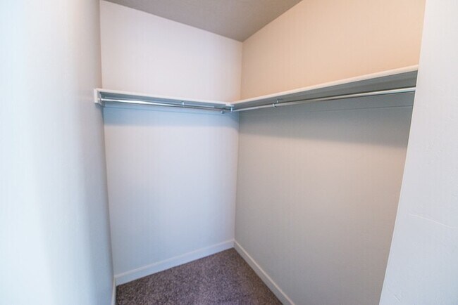 Building Photo - Townhome with 2-Car Garage!