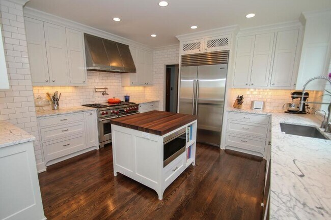Building Photo - 4108 N Lake Dr