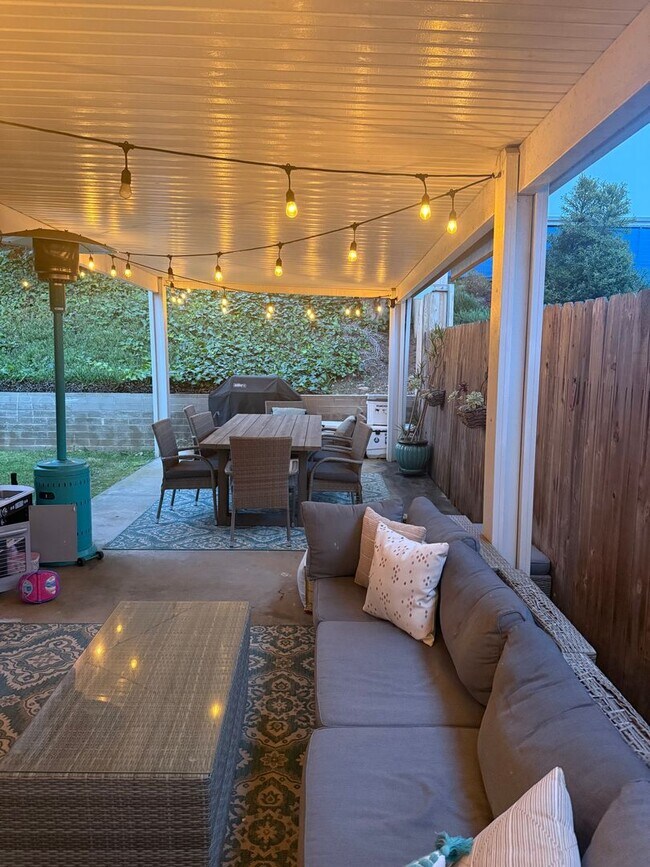 Building Photo - Beautiful, Remodeled 4 Bed, 2.5 Bath in th...