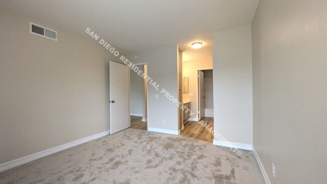 Building Photo - Highly Updated 2-Bedroom Condo in Prime Mi...