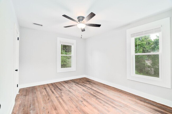 Building Photo - Stylish Lowcountry Comfort Near the Heart of North Charleston!