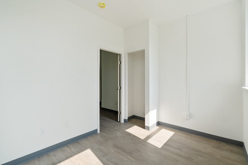Building Photo - 1115 6th Ave