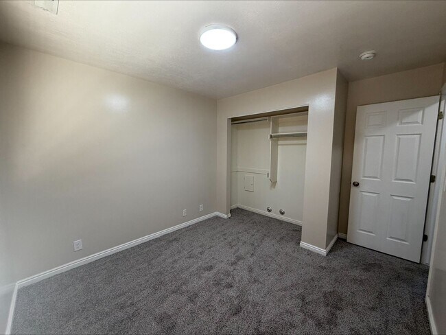 Building Photo - 390 W 4900 S