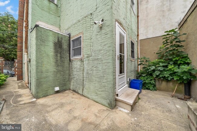 Building Photo - 1122 McClellan St
