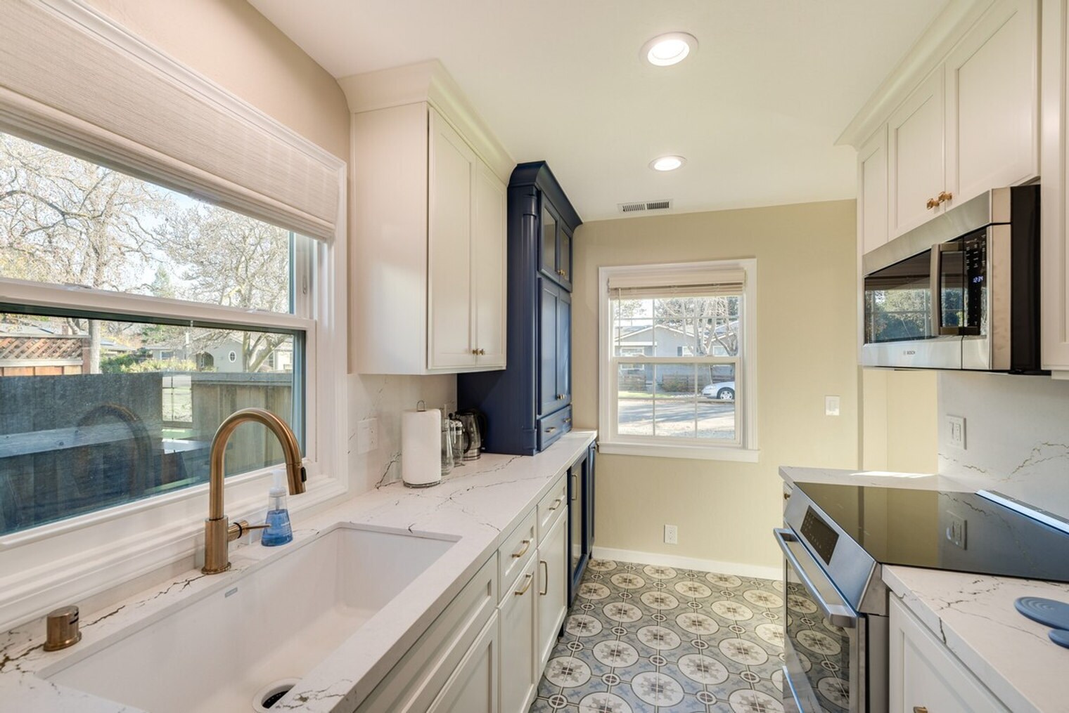 Building Photo - 1995 Creek Dr