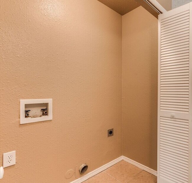 Building Photo - Refreshing 3 Bedroom Property with REFRIGERATED AIR 20 minute drive to Fort Bliss