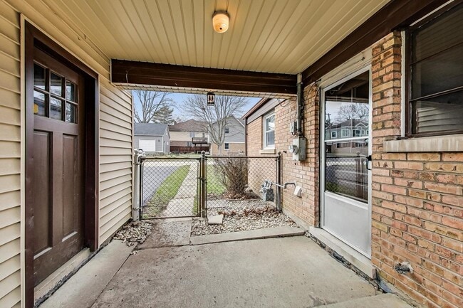 Building Photo - 733 E Rockland Rd